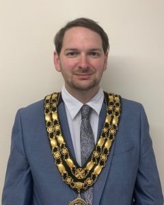 Photo of Councillor Andy Bailey wearing the Mayoral Chains